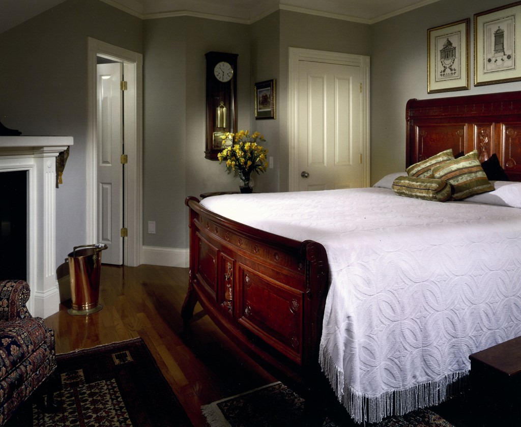 A guest room at the Crowne Pointe Inn. Image courtesy Crowne Pointe and Cape Cod Chamber of Commerce.