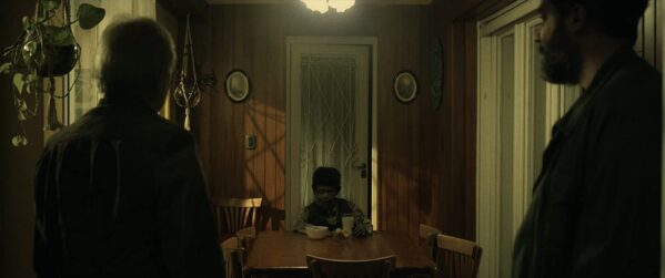 Funes and Jano in the scene with the little dead boy's corpse in the kitchen in Terrified.