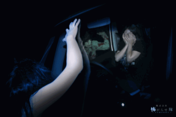 Terrified woman in car surrounded by undead at kowagarasetai.com haunted drive-in