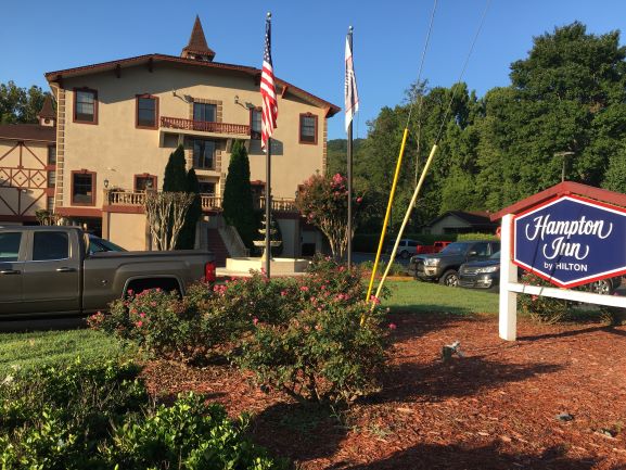 Hampton Inn Helen Georgia exterior