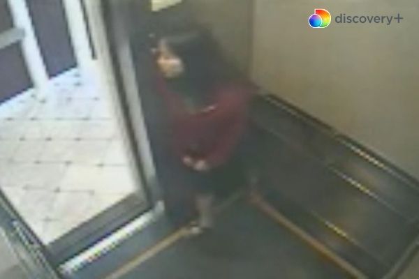 Elisa Lam peering around corner of elevator