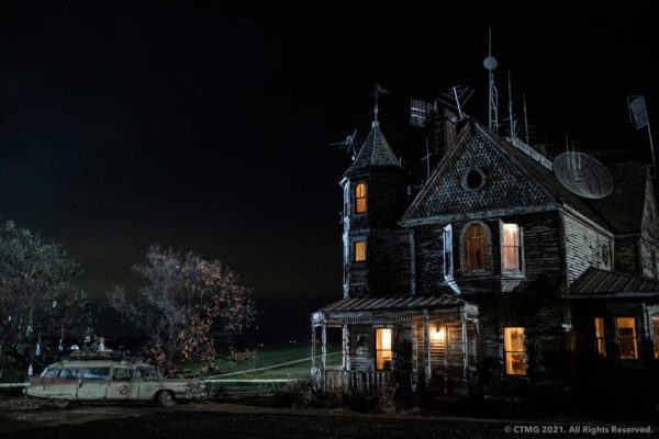 Night view of Egon Spengler's Farmhouse with Ghostbuster's car from Ghostbusters: Afterlife
