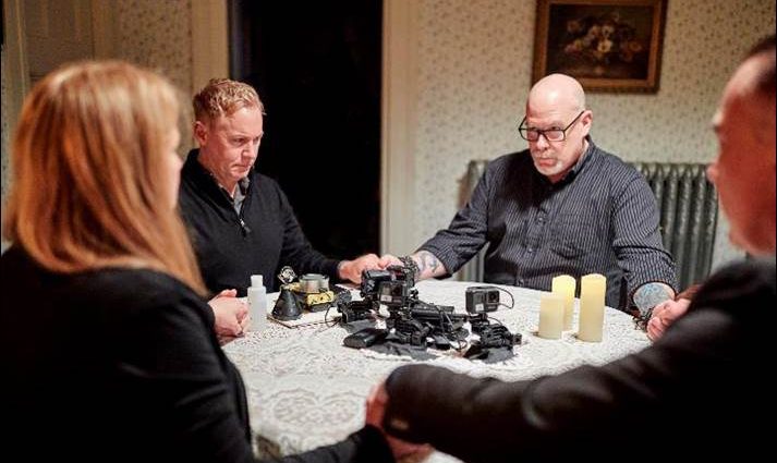 Paranormal investigator Dave Schrader and a team of paranormal experts hold a seance at the Lizzie Borden house