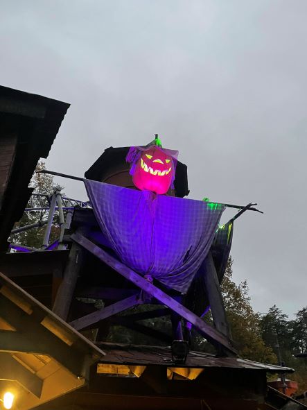 Dollywood Great Pumpkin LumiNight giant pumpkin scarecrow