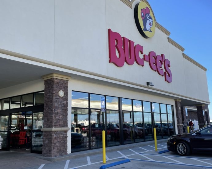 Buc-ee's front entrance