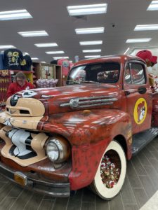 Buc-ee beaver truck